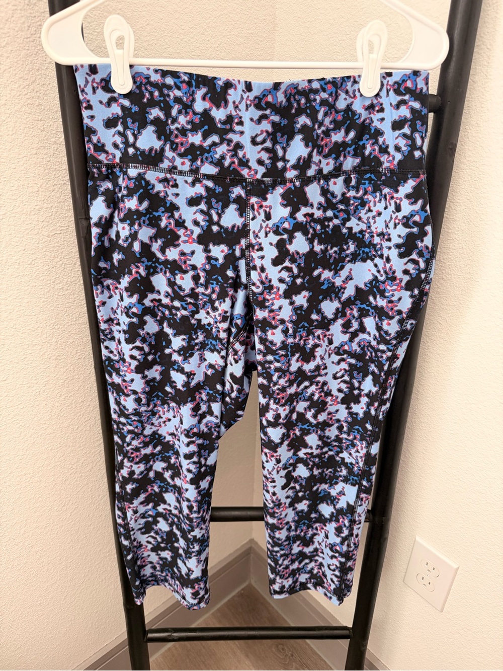 Livi Performance Capri Leggings in Blue Abstract Print
